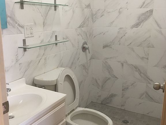 Bathroom 1 with Standing shower