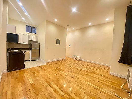 3rd image of 145 E 17th St #Ax