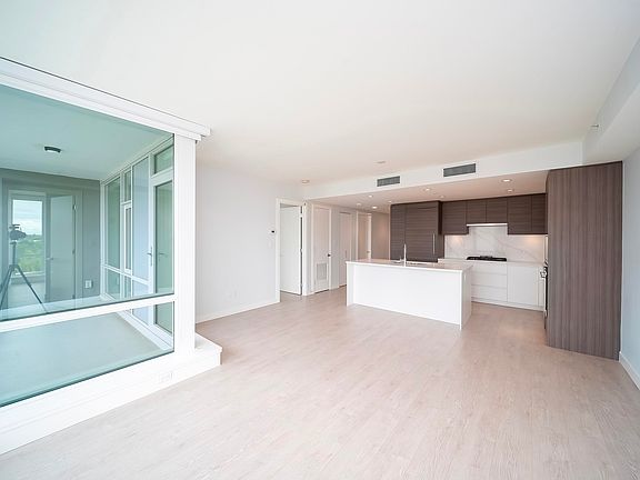 4th image of 6833 Buswell St #1005