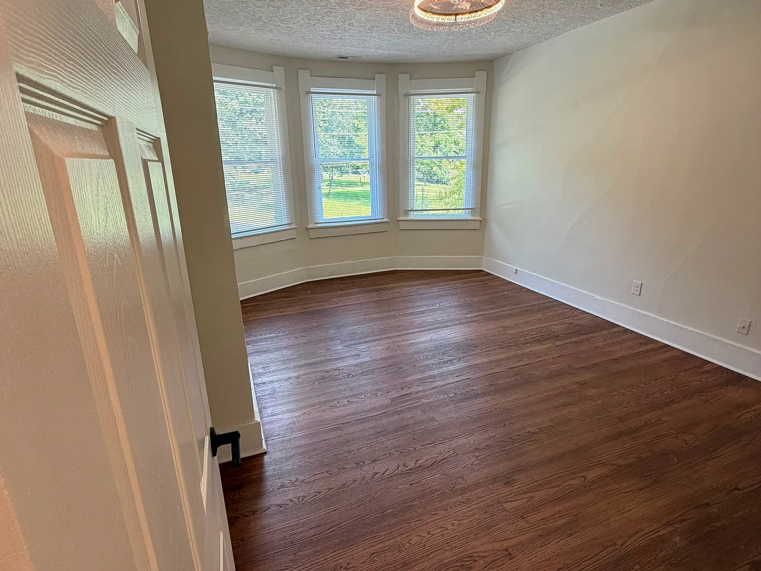 1 bed, 700 sqft, $1,350 — Photo 2