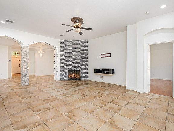 5th image of 601 Valencia Dr