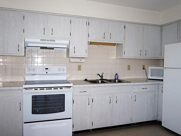 3rd image of 4361 Tahitian Gardens Cir APT D