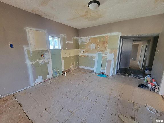 5th image of 208 N Washington St