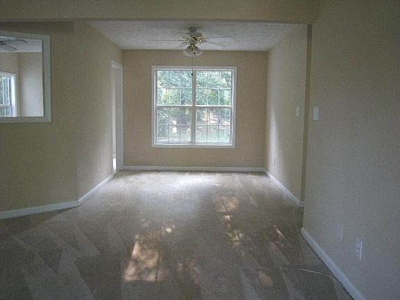 3rd image of 104 Kelleytown Woods Dr