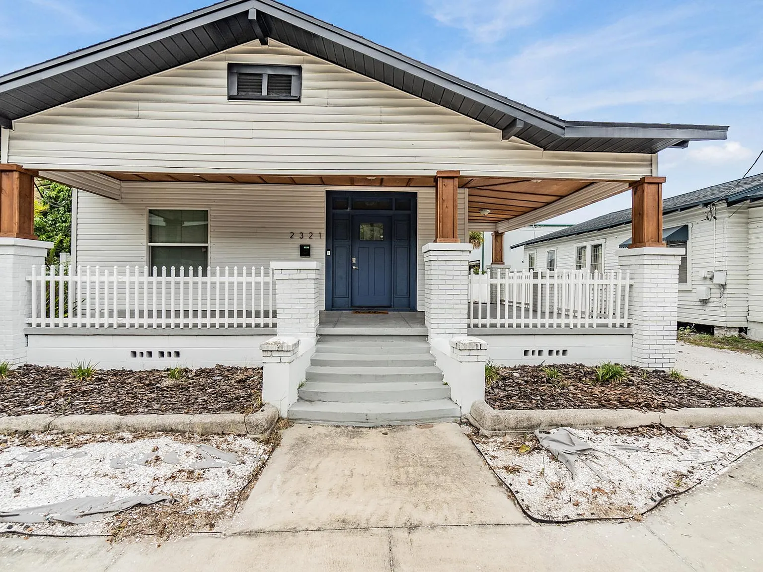 2321 W Green St — Photo 3