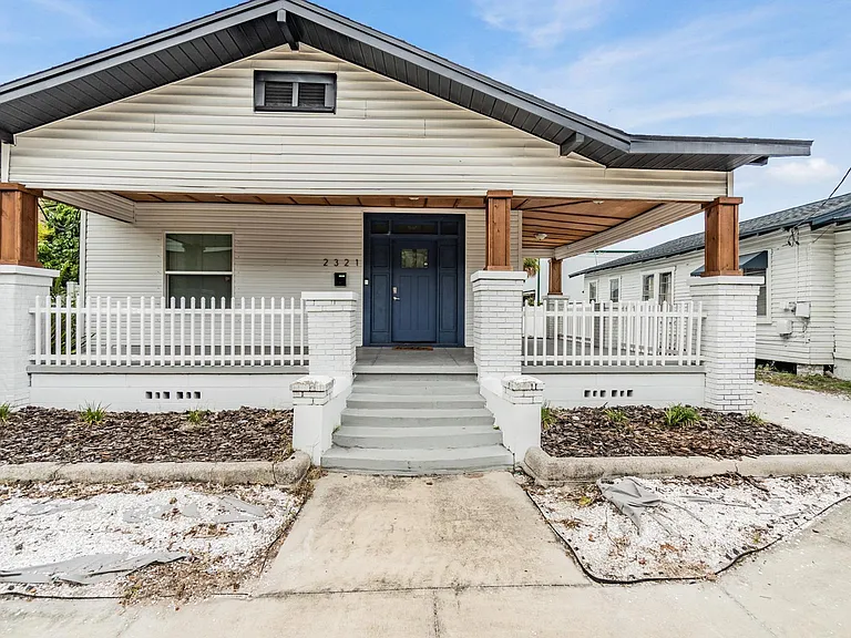 2321 W Green St — Photo 2