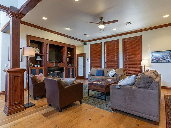 3rd image of 1104 S Pecan Lake Ct