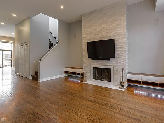 4th image of 2251 N Wayne Ave #2
