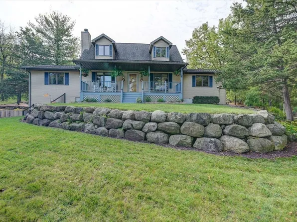 W7449 Drake Rd, Poynette, WI 53955