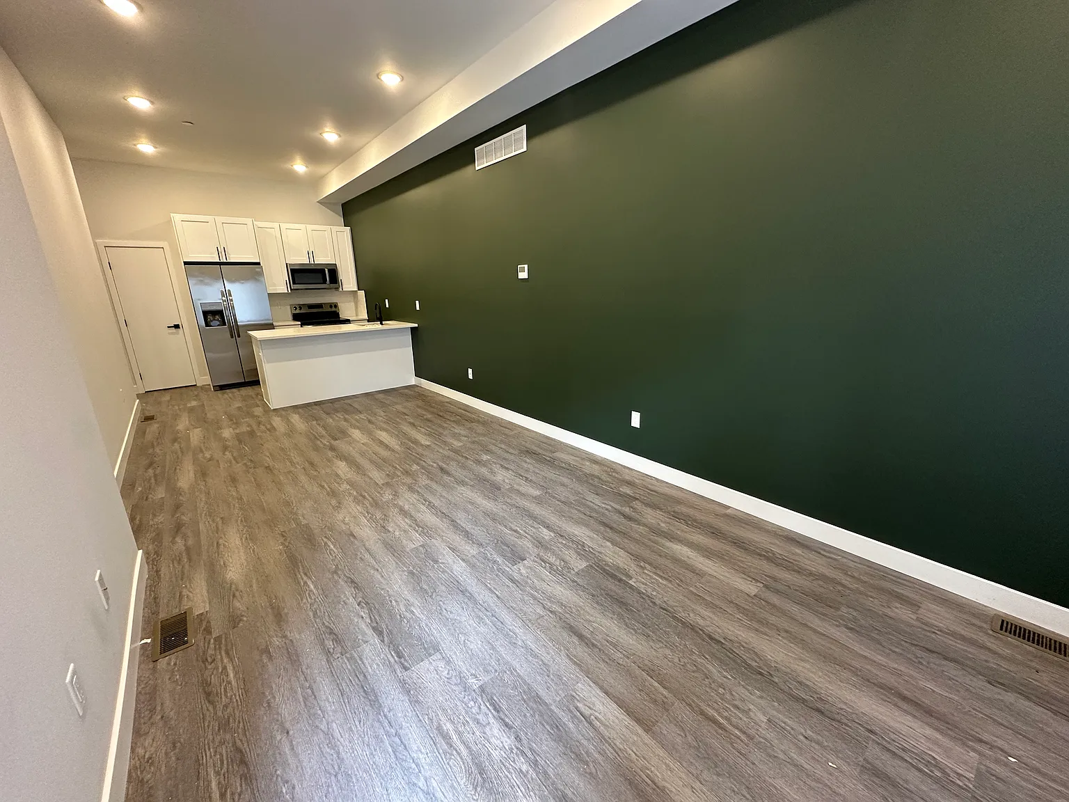 3 bed, 2000 sqft, $2,200 — Photo 3