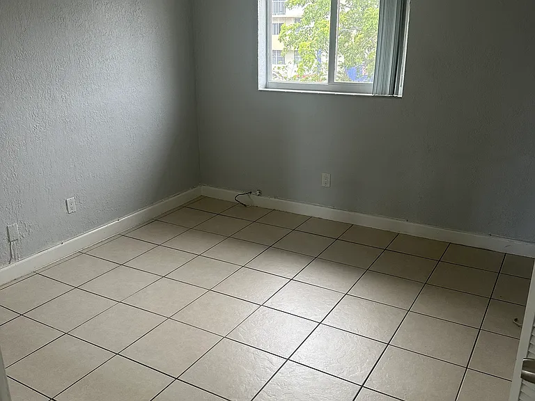 890 NW 45th Ave #32 — Photo 2
