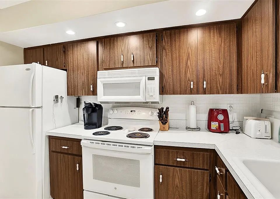 2nd image of 14950 Sovereign Dr #1