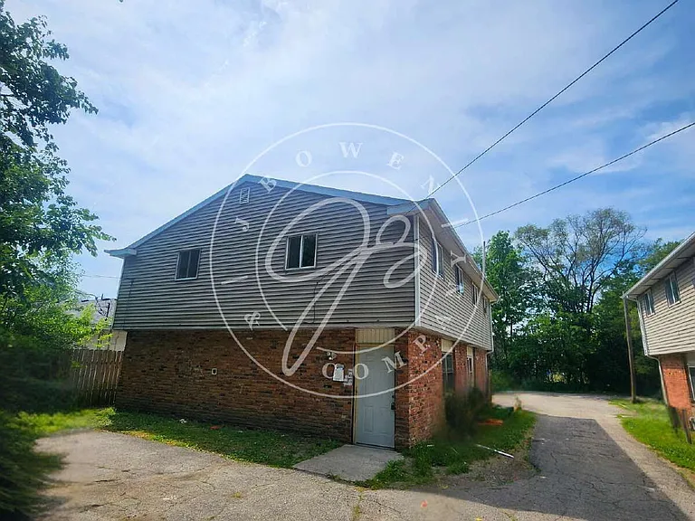 2217 Hickory St — Photo 2