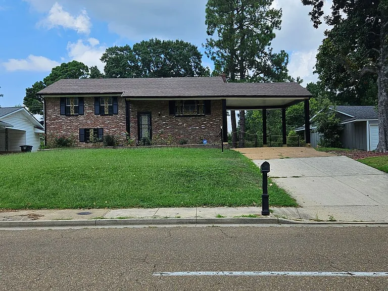 840 W Shelby Dr — Photo 2