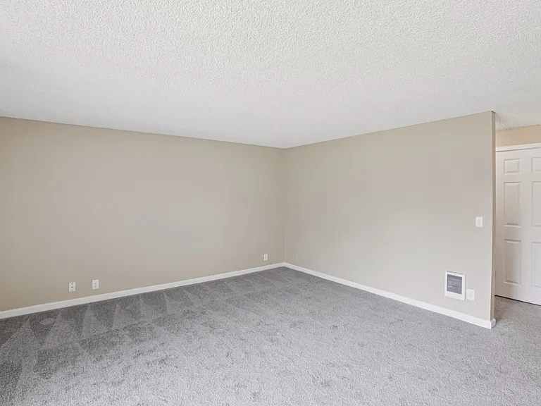 Cornell Manor Apartments — Photo 25