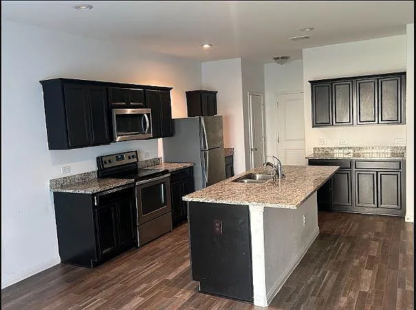 4 bed, 2.5 bath, 2156 sqft, $1,890 — Photo 3