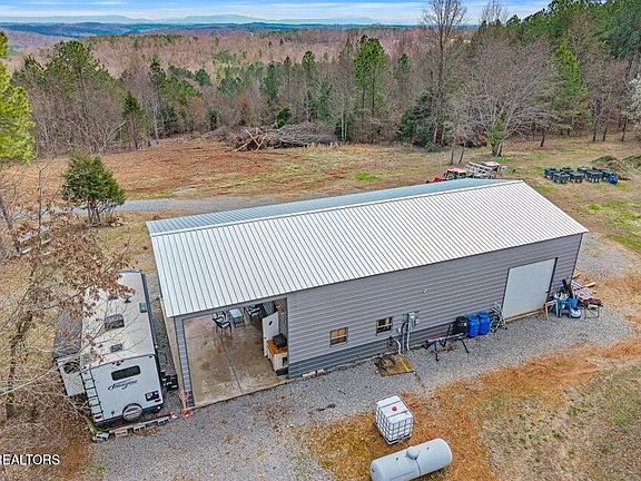 5th image of 5110 Valley Dr