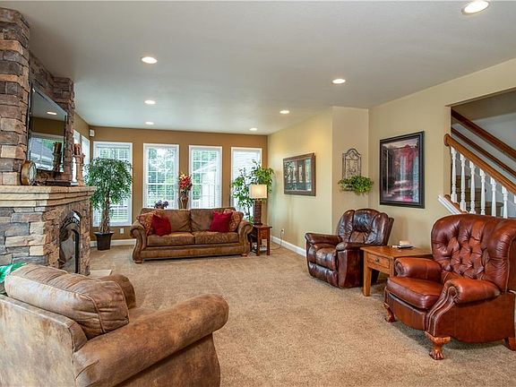 5th image of 885 Bluegrass Dr E