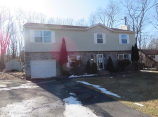 6 Devonshire Ln, Mount Pocono, PA 18344
