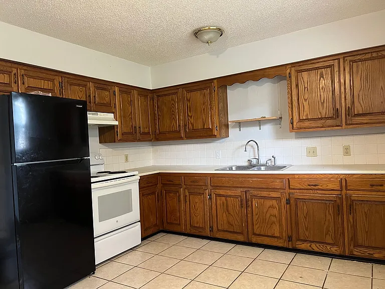 3329-3331 Hawthorn Dr — Photo 2