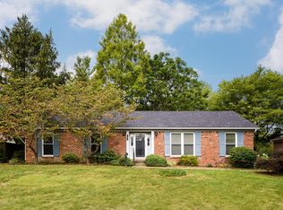 806 Kinross Pl, Douglass Hills, KY 40243