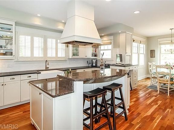 4th image of 1110 Cambridge Dr SE