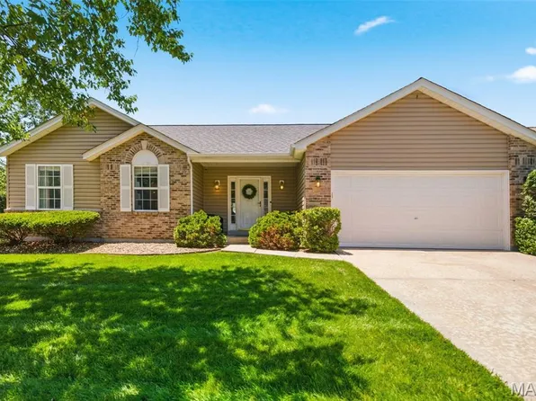 1075 Reddington Timbers Dr, Saint Charles, MO 63304