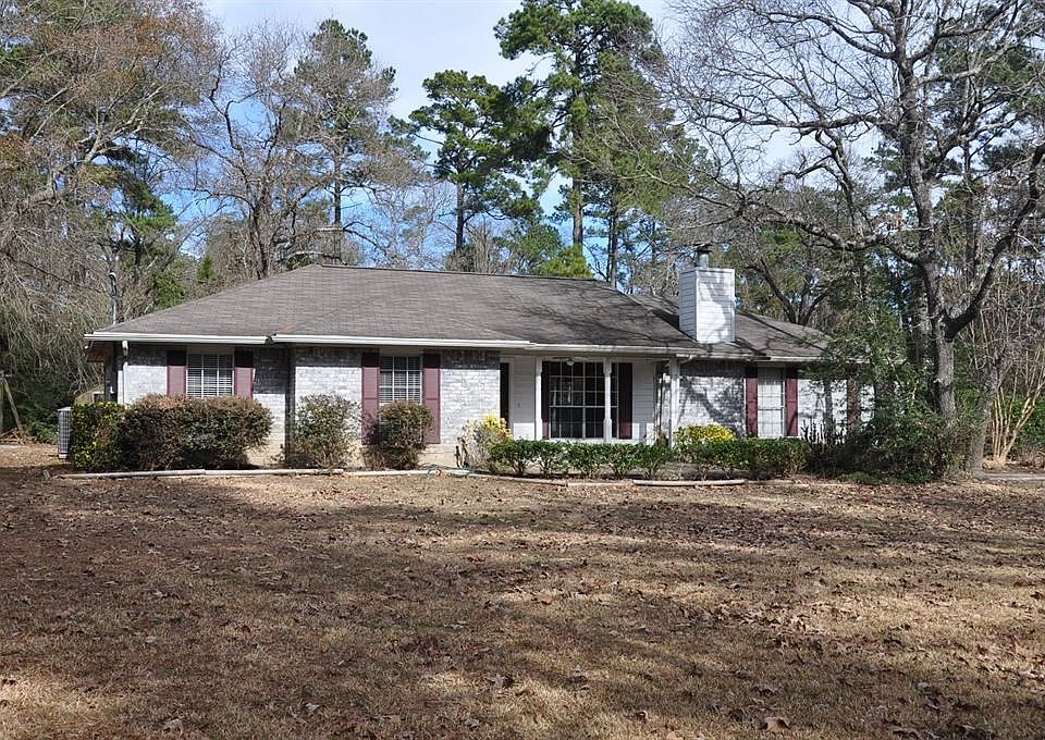 Large spacious front yard to enjoy