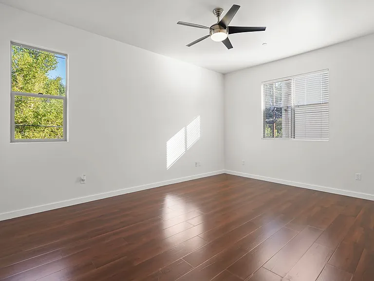 6462 Woodley Ave — Photo 36