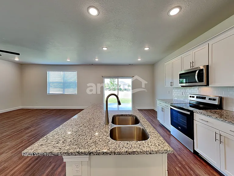 1348 E White St — Photo 3