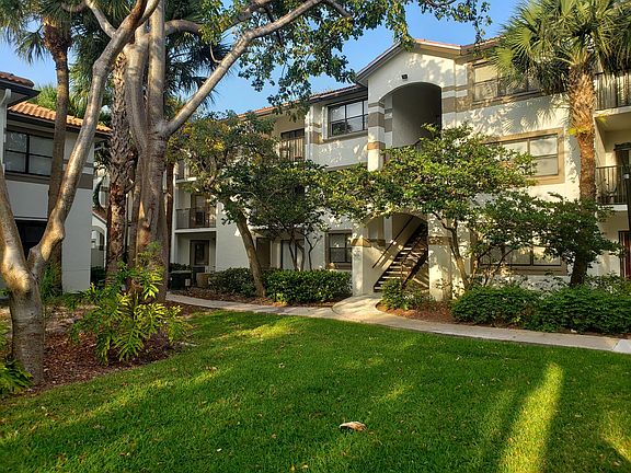 Our 1st floor apartment has beautiful green environment with lots of garden areas and natural shade from trees. The air conditioner has to work less, lowering your electric bill.