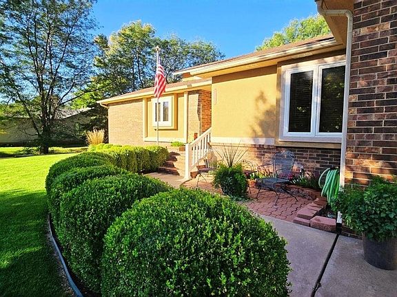 3rd image of 2209 Fairway Dr