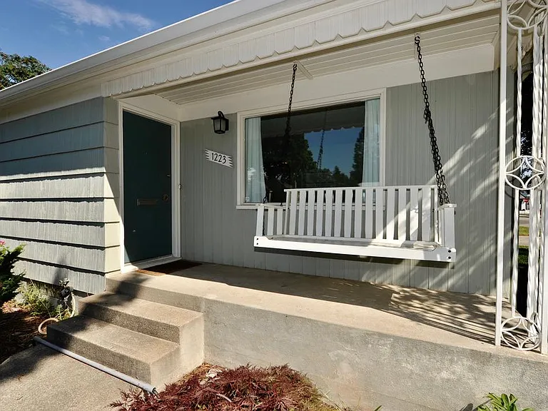 1223 E Saint Maries Ave — Photo 3