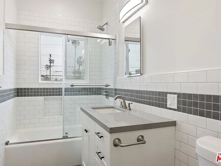 1142 S Clark Dr #4 — Photo 15
