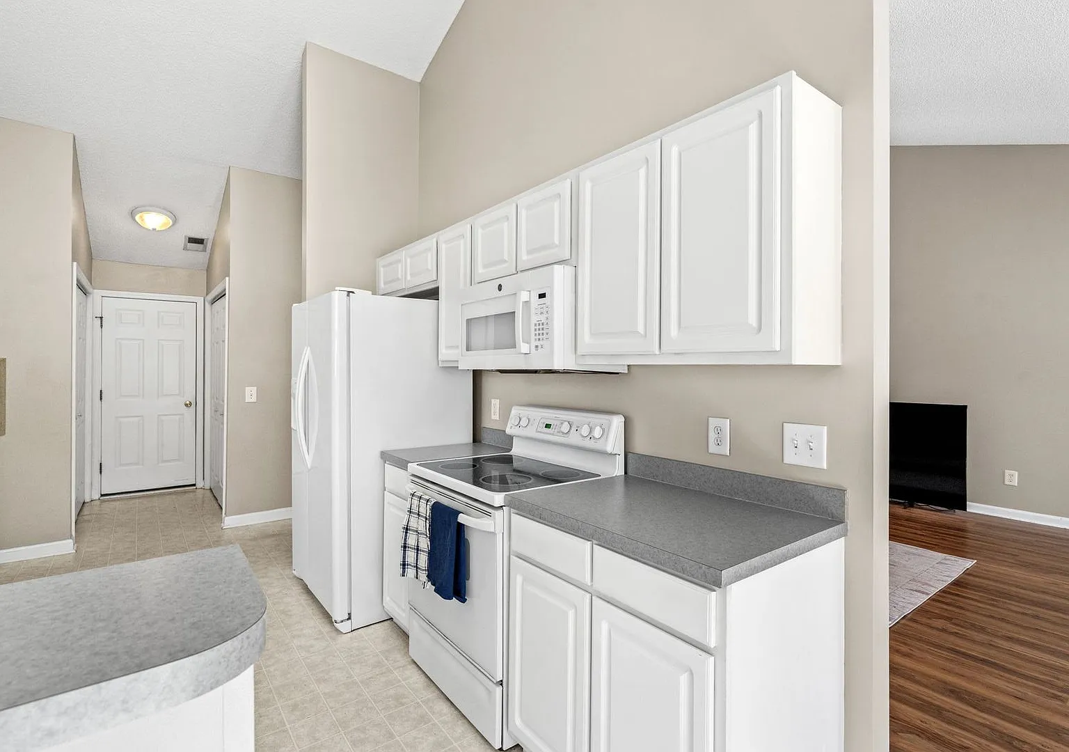 AvaIlable soon! Pet Friendly, Three-Bedroom Home In Southgate! Community Pool! — Photo 4