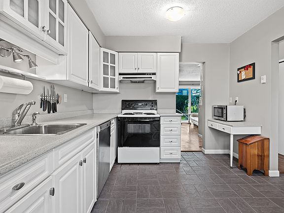 4th image of 3151 Springfield Dr #42