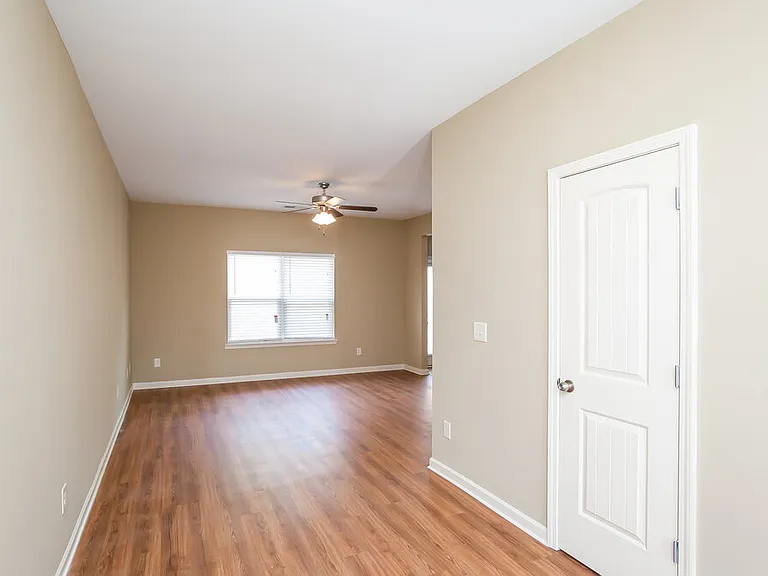 124 Hillcrest Cir — Photo 2