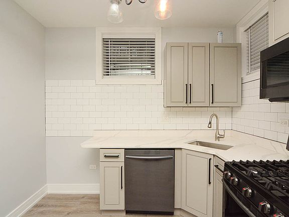 4th image of 1062 W Glenlake Ave #G