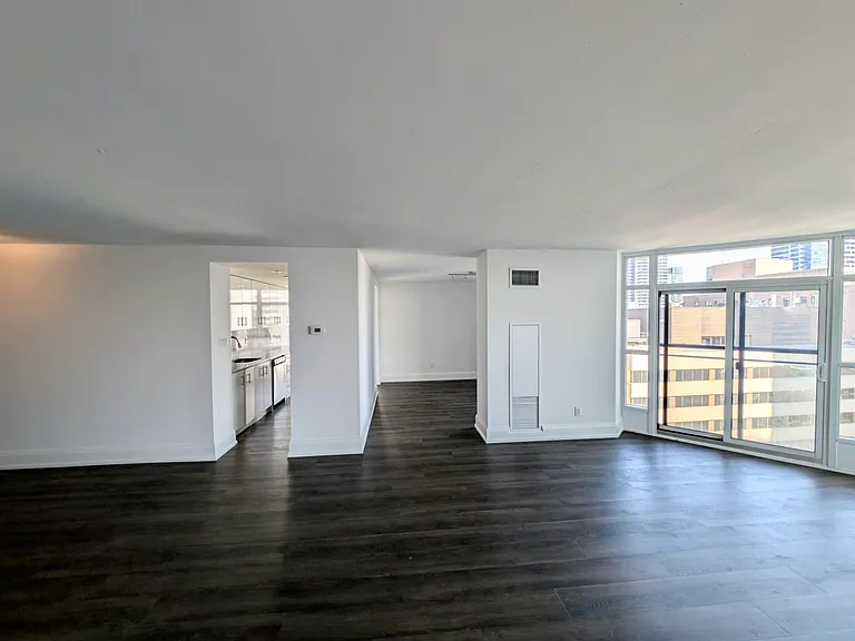 55 Charles St W — Photo 11