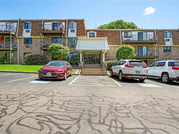 750 Quaker Ln Unit B204, Warwick, RI 02889