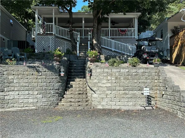 120 Clubhouse Dr, New London, NC 28127