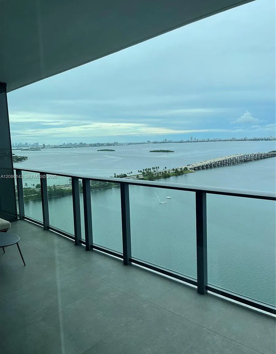 One Paraiso Condo — Photo 4