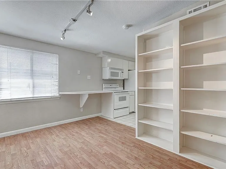 2408 Longview St #208 — Photo 3