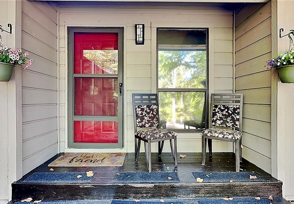 1st image of 8 Wootton Dr