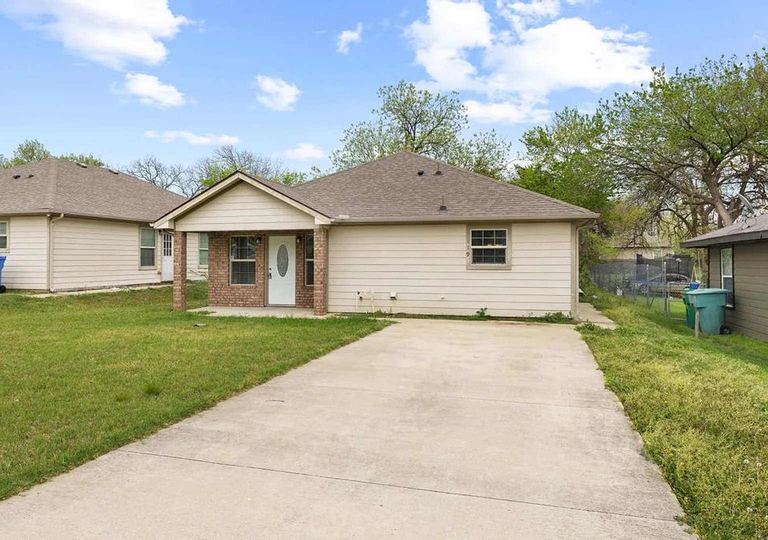 Step into comfort and modern convenience with this charming 3-bedroom, 2-bathroom home in Sherman... — Photo 3