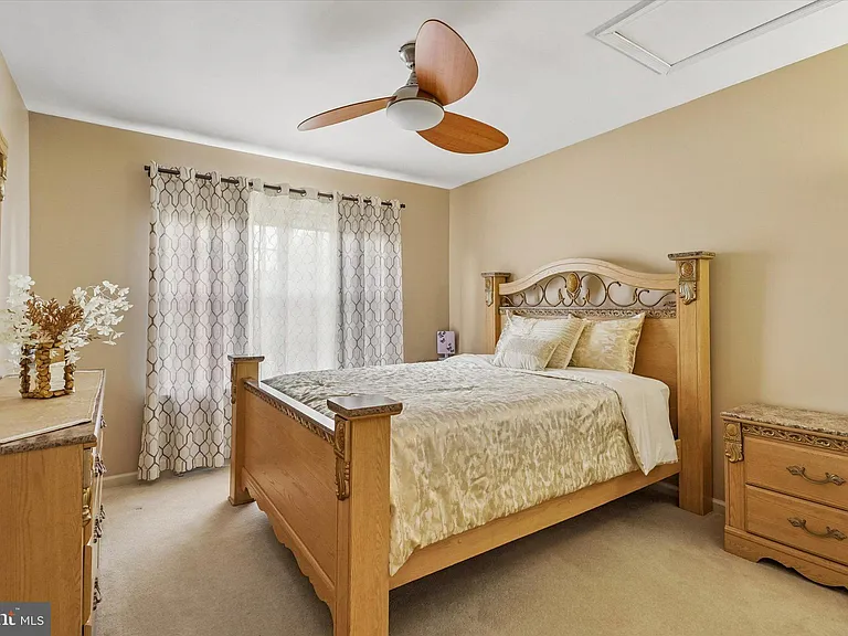 390 Auburn Ct — Photo 15