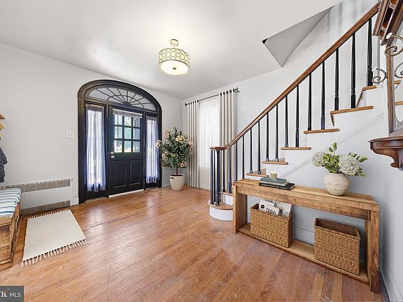 2nd image of 800 W King St