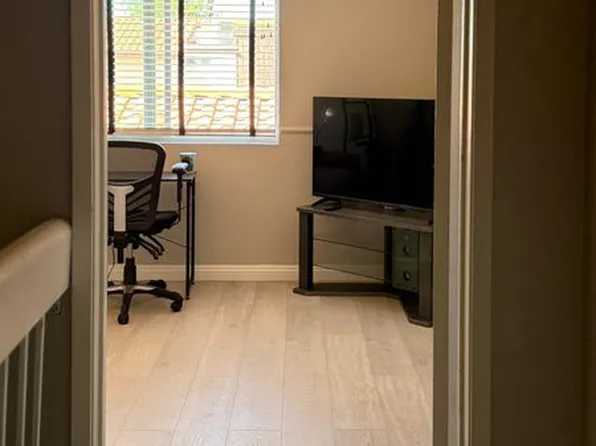 1097 Santo Antonio Dr APT 60, Colton, CA 92324