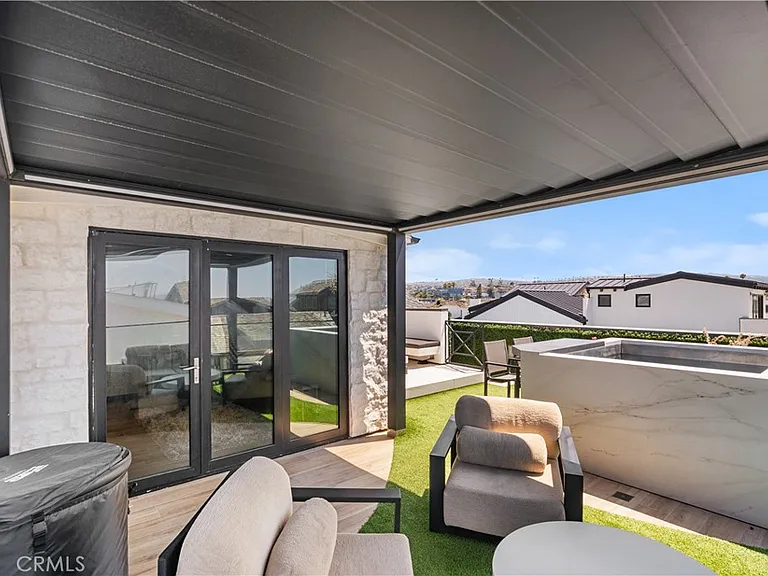 2037 E Ocean Blvd — Photo 32