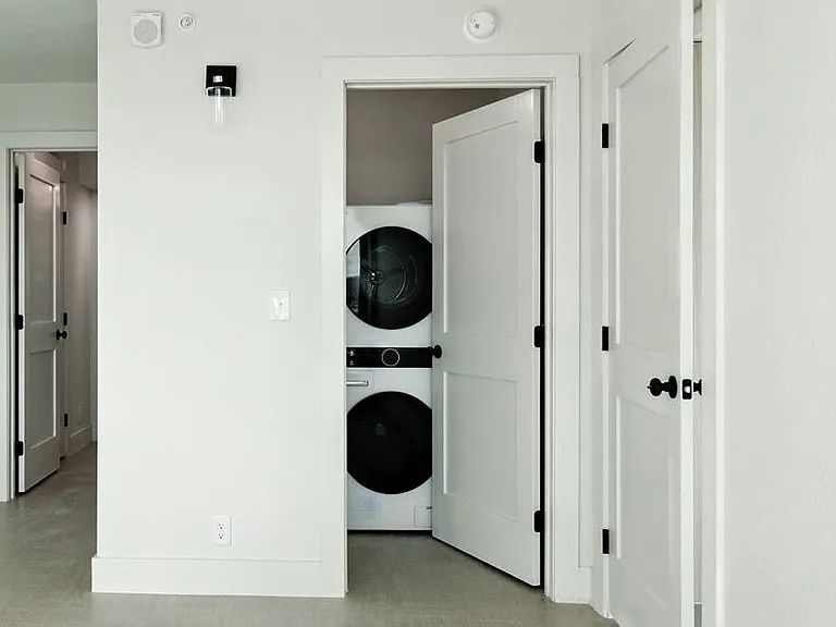 West 7th Apartments — Photo 9
